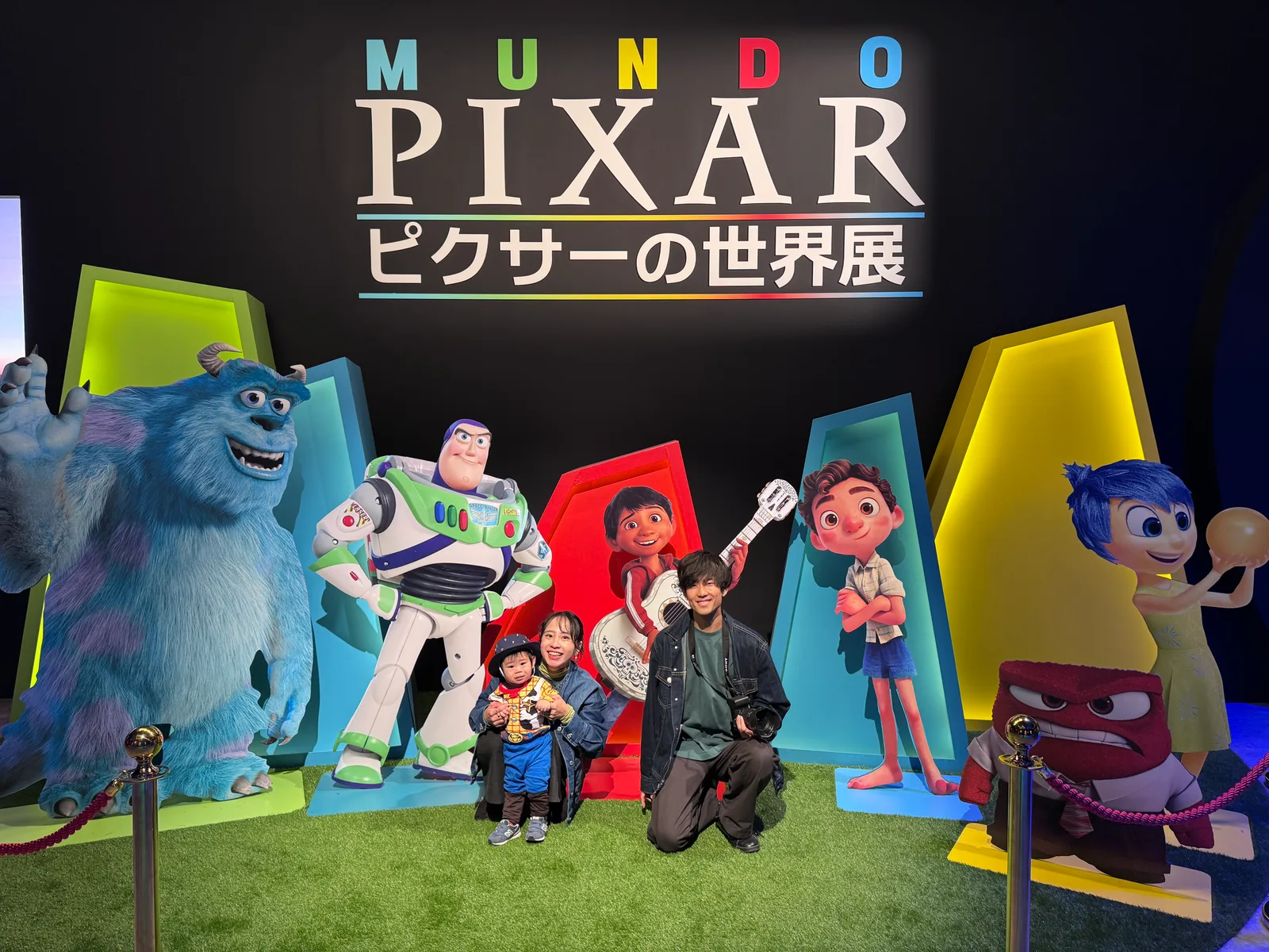 皮克斯的世界展入口 — 角色壁畫與家族合照