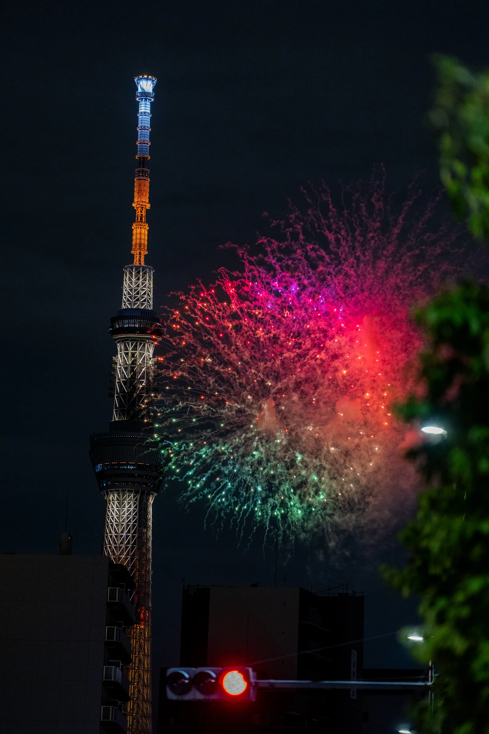 在東京晴空塔旁綻放的繽紛大朵煙火