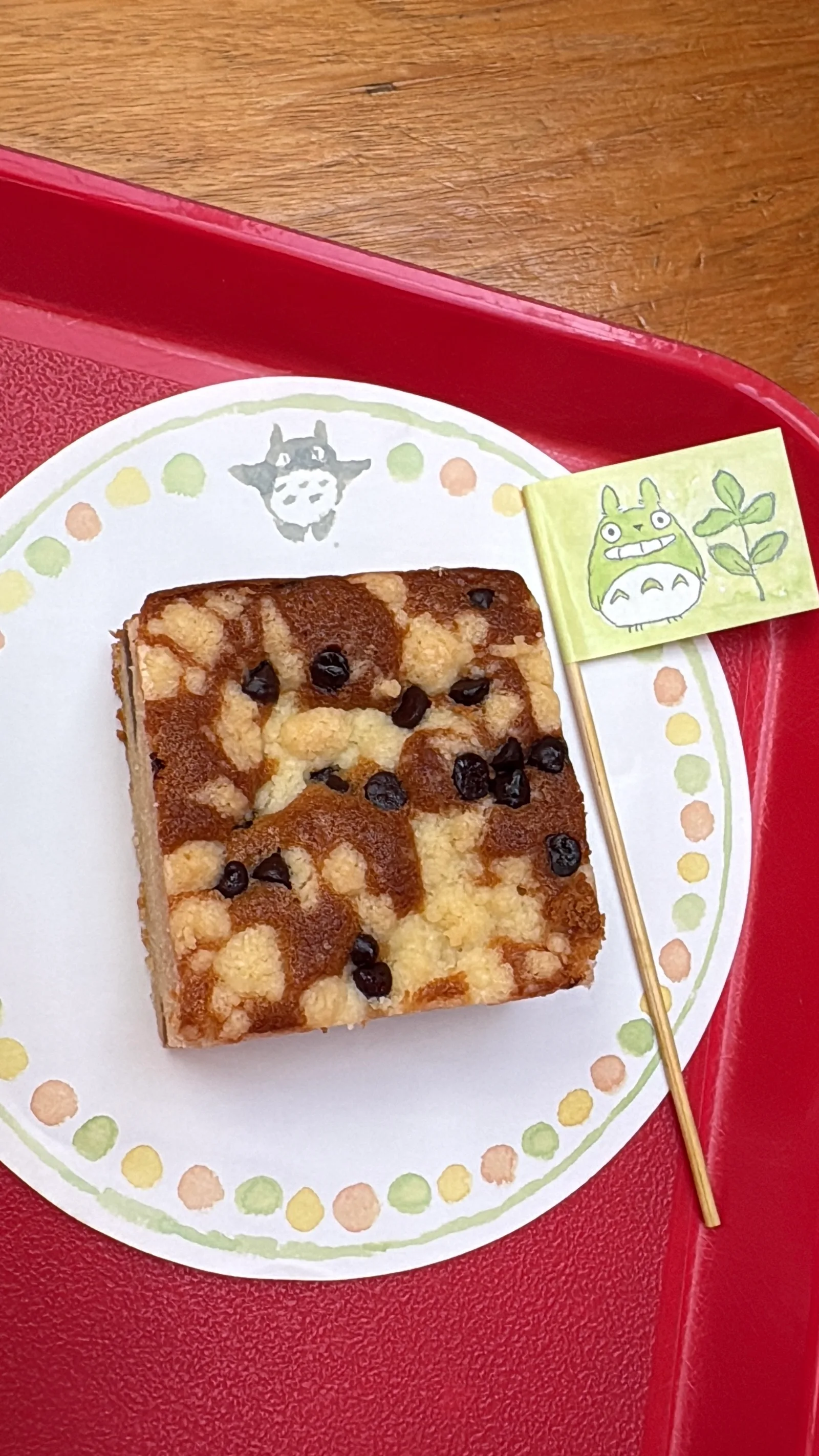 ジブリ美術館のカフェのケーキ。トトロの旗が立っている