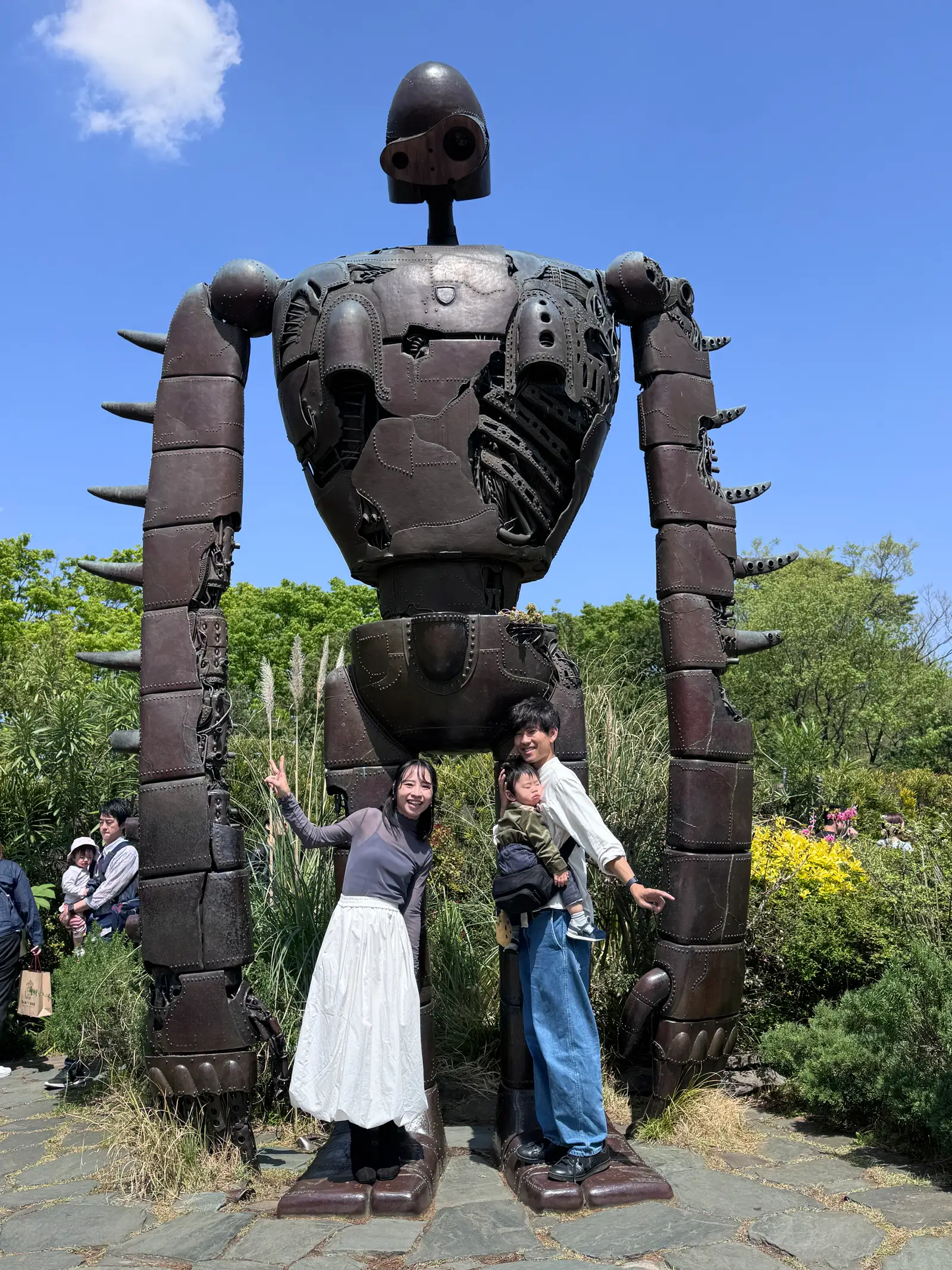 ジブリ美術館の屋上庭園に立つロボット兵と家族