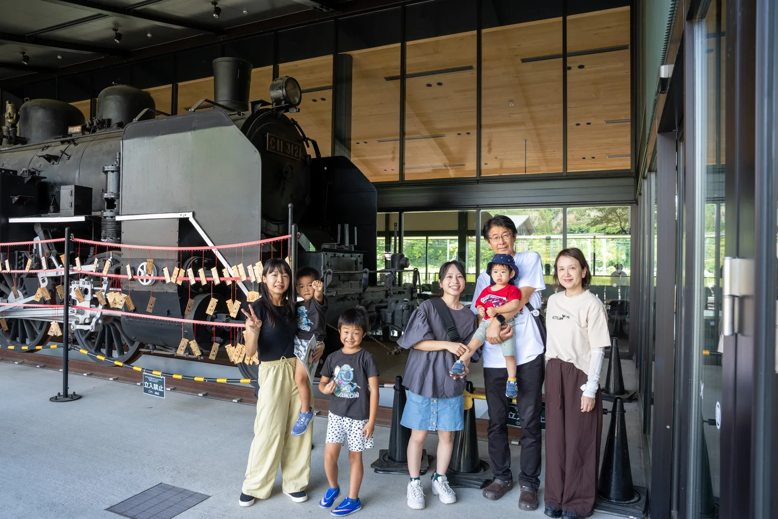 在 KADODE OOIGAWA 展示的蒸汽火車C11 312前合影的三代同堂家庭