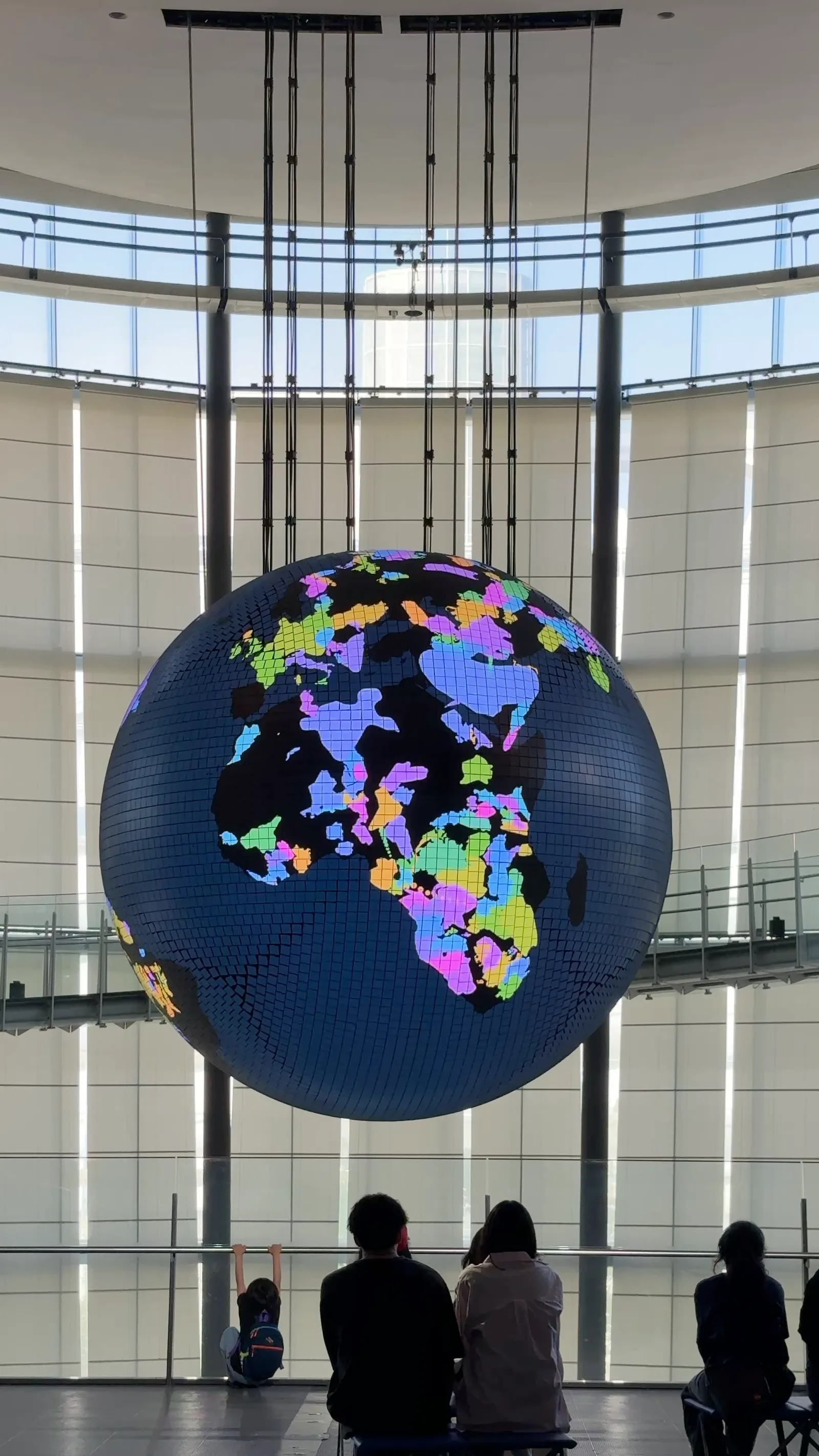 仰望日本科學未來館球體顯示器「Geo-Cosmos」的親子
