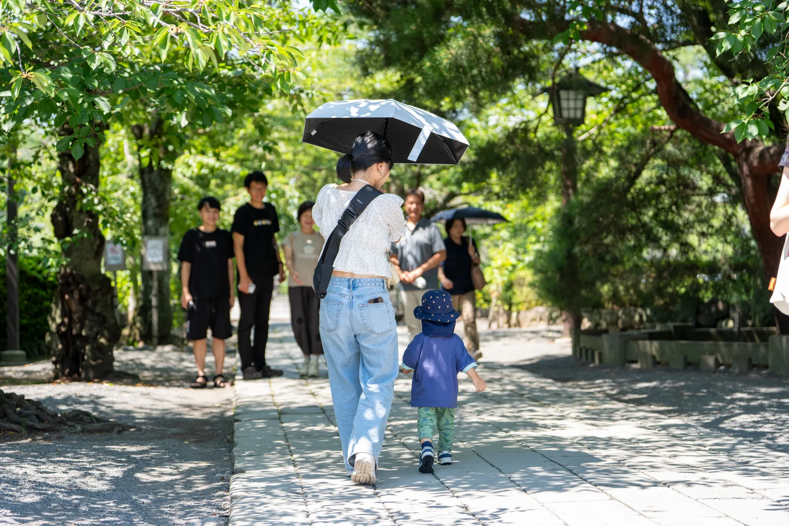 走在林間參道的親子