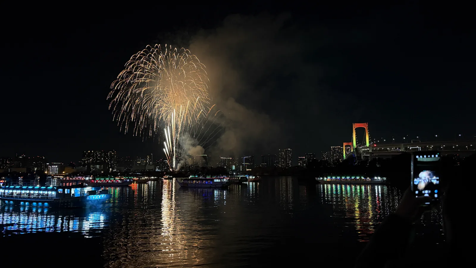 台場（東京灣）的煙火與點燈的彩虹大橋、水面上的屋形船