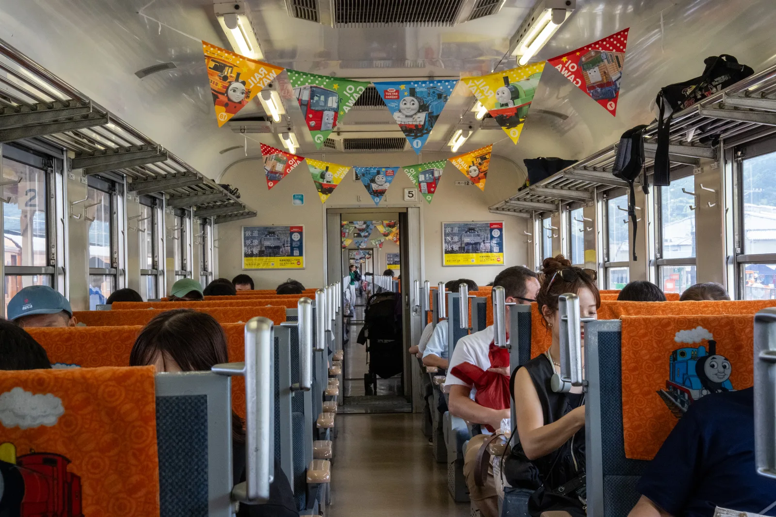 湯瑪士小火車的車廂內部,天花板掛滿了湯瑪士的三角旗
