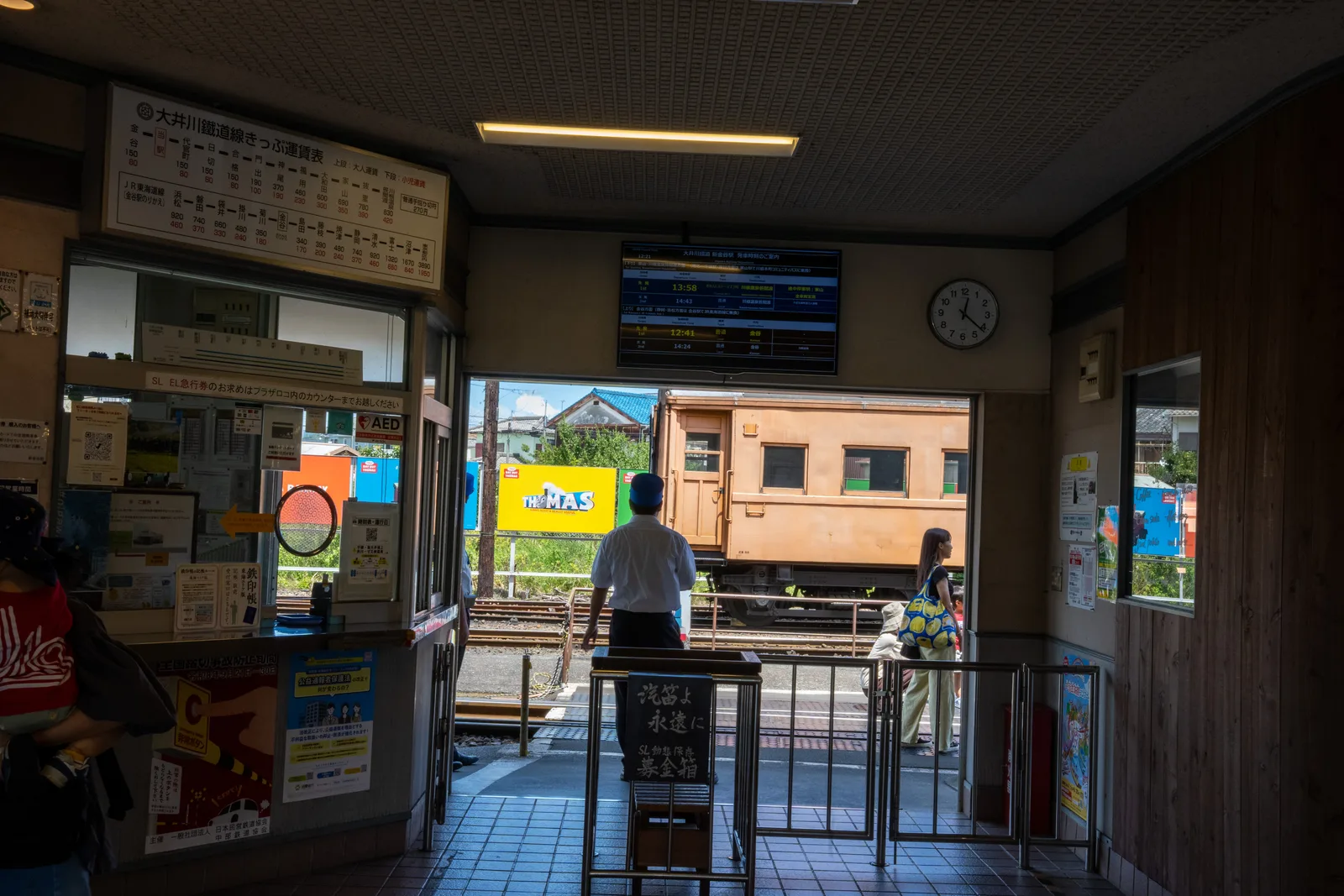 大井川鐵道新金谷站的候車室,可以看到發車看板與舊型客車
