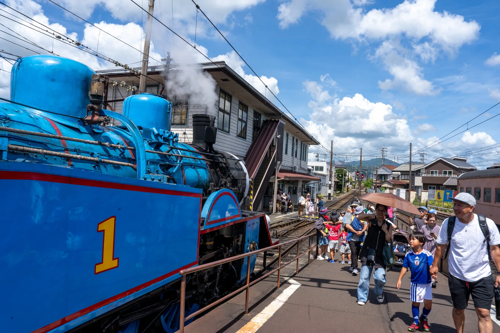 大井川鐵道湯瑪士小火車的正面,掛著1號牌,前面圍滿了人