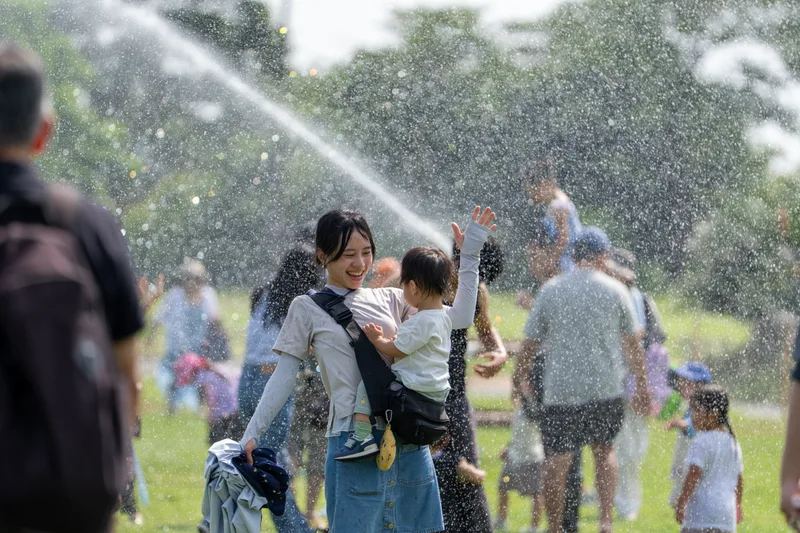 在水霧裡笑到停不下來