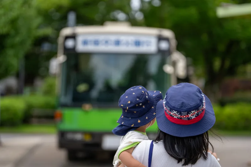 兩頂帽子並排，等著公車靠站