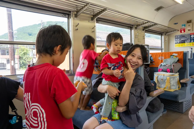 車廂裡，笑聲跟著鐵軌一起晃