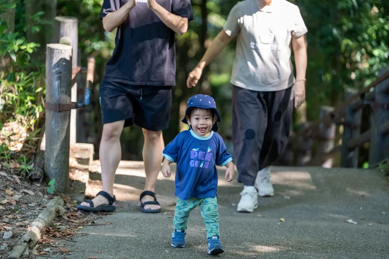從林間小徑跑過來