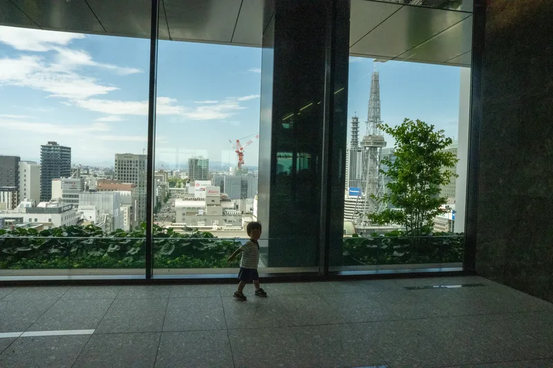 在空蕩蕩的展望走廊上小跑步