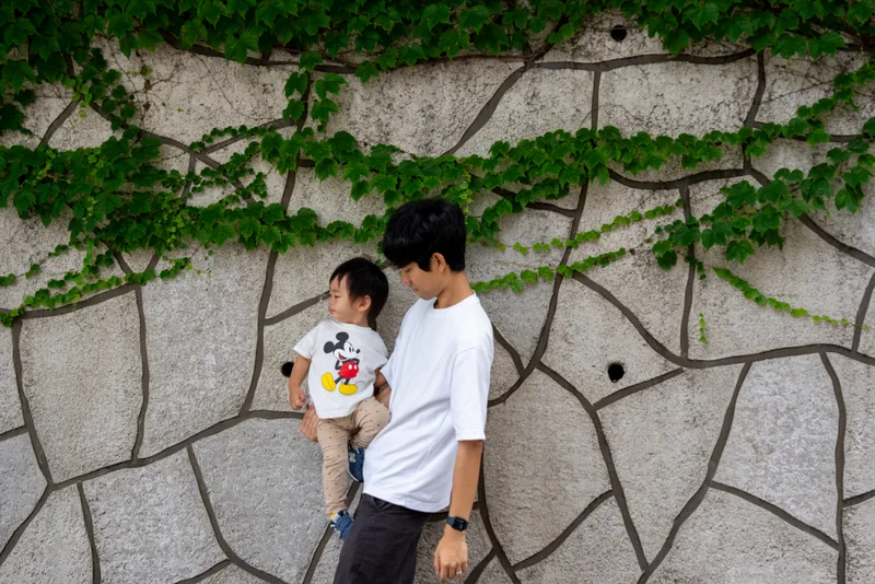 爬滿藤蔓的石牆前，兩個人