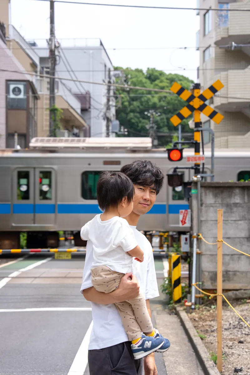 在平交道前，一起等電車經過
