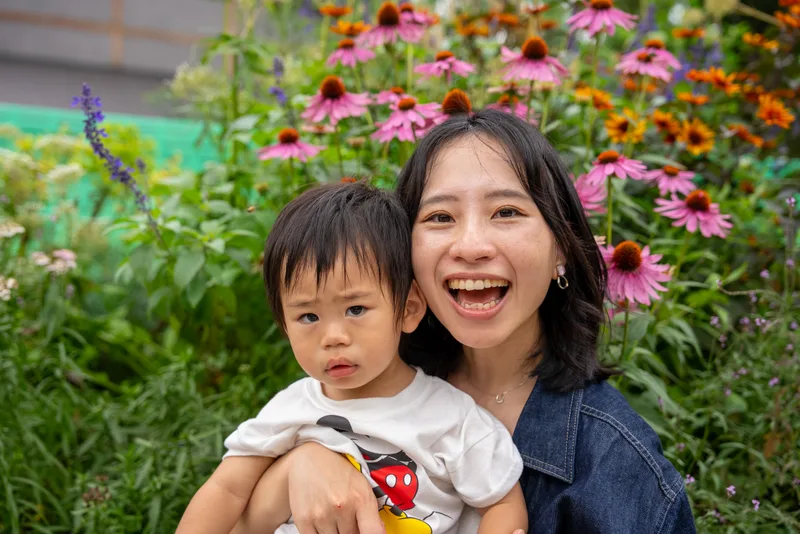 花圃前，媽媽笑開了懷